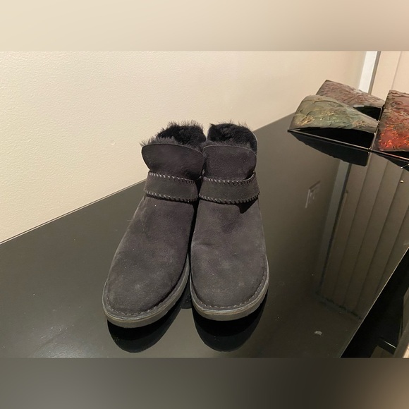 Ugg Boots Size 8.5 - Picture 3 of 11